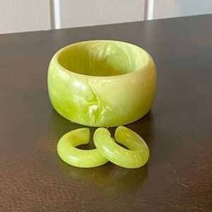 VTG duo,yellow,green,white marbled/crackled lucite chunky bangle,hoop earrings